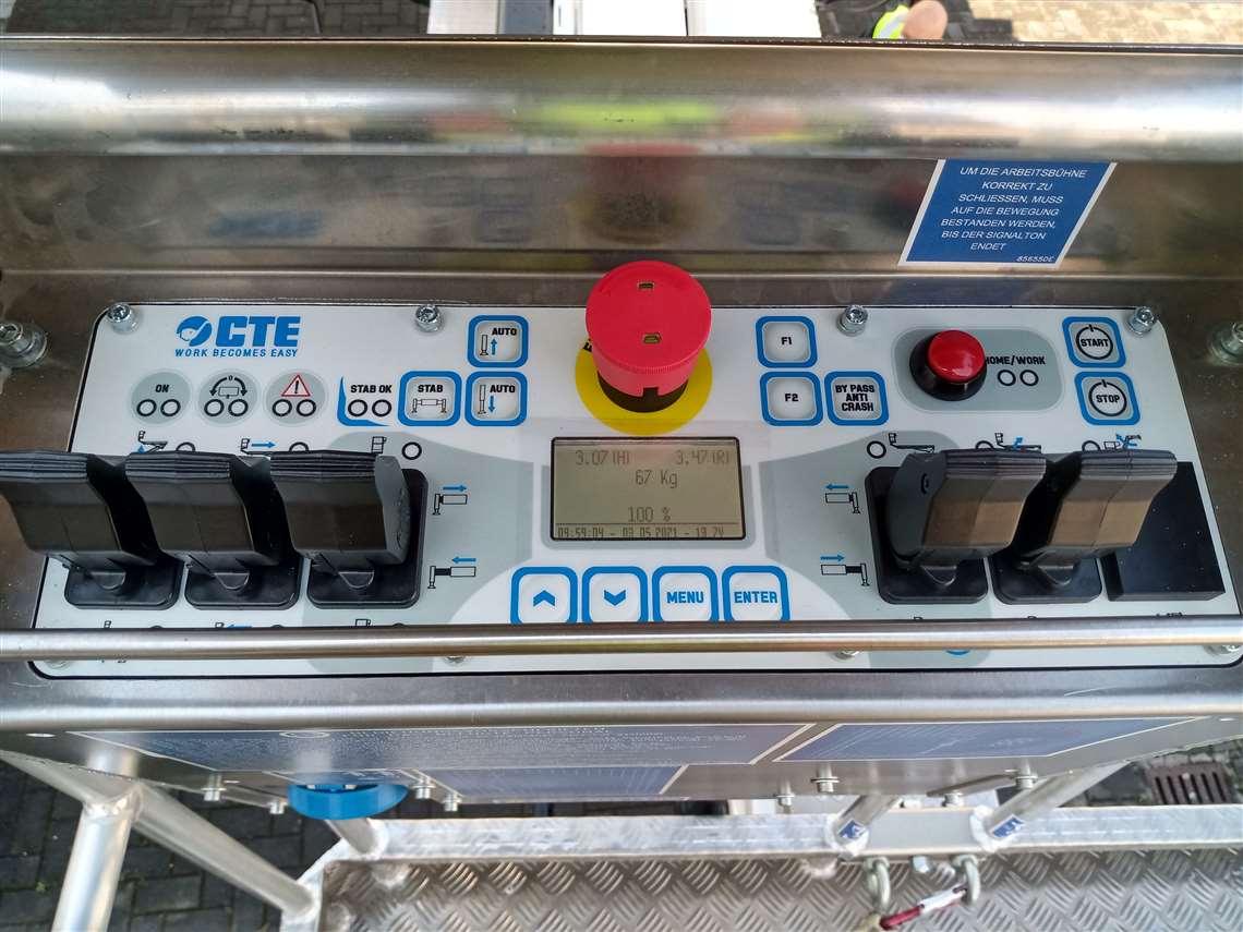 The basket controls of the MP 24 C truck mount