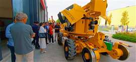 The delegation inspects the RR14evo rail boom lift.