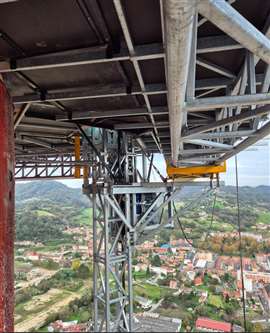 The underside of the Telescopic Mastclimber platform