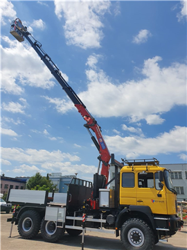 Grue auxiliaire HMF 3220K avec nacelle MEWP en Pologne