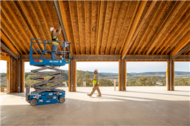 Foto que muestra una plataforma elevadora de tijera Genie GS-1932 de la flota de Texas First Rentals.