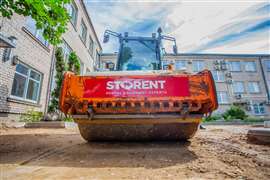 Bild einer Verdichtungswalze mit dem Branding von Storent, dem lettischen Vermietungsunternehmen. (Bild: Storent)
