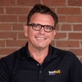 Foto de Alex Schuessler, presidente da SmartEquip, em formato de busto.