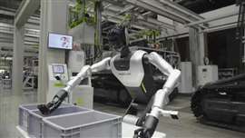 Un robot humanoide Zoomlion realiza tareas de clasificación en la fábrica (imagen cortesía de Zoomlion)