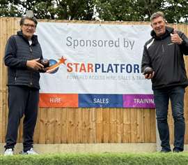 Mick Harford (a sinistra), Luton Town FC e Richard Miller, MD Star Platforms alla giornata di beneficenza di bocce per Prostate Cancer UK