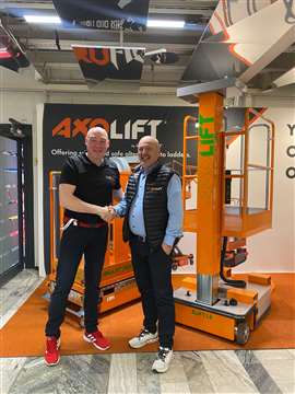 Sven Wiese, CEO of Tr8con (left), with Massimo Grossele, CEO of Axolift.  