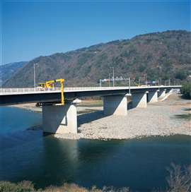 Veicolo per l'ispezione di ponti BT-400 di Tadano