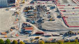 Vista aérea de um grande canteiro de obras industriais em desenvolvimento.