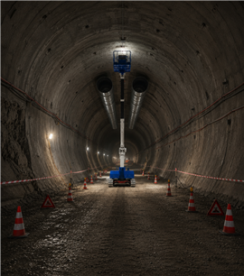Raupen-Arbeitsbühne im Tunnelbetrieb