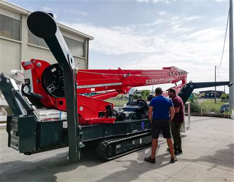 A Negro Servizi operator is familiarised with the machine by one of Easy Lift's product specialists.