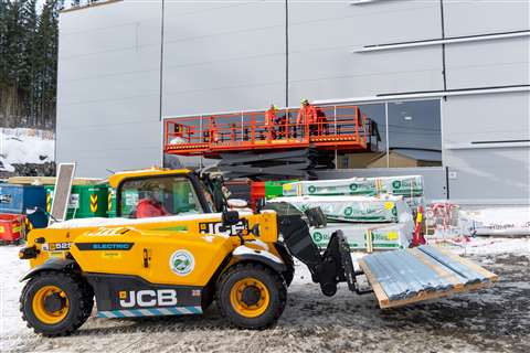 One of Ramirent’s telehandlers at a warehouse construction. 