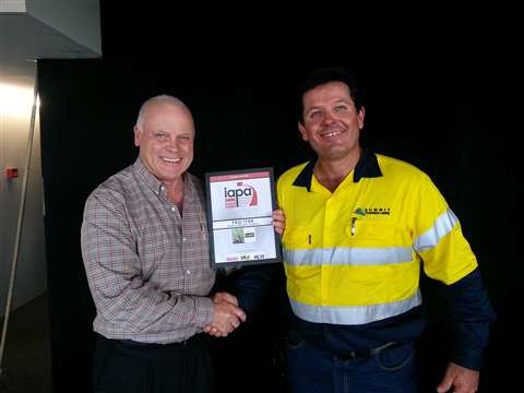 Summit Tower Hire chairman Mike Wilton (left) presents 
Paul Tynan with the IAPA 2013 Access Photogr