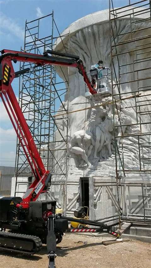Platform Basket works at the monument to Guayas and Quil.