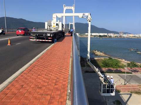 Barin AB 16/S on the Thuan Phuoc Bridge in Thailand. 

The bucket-type 