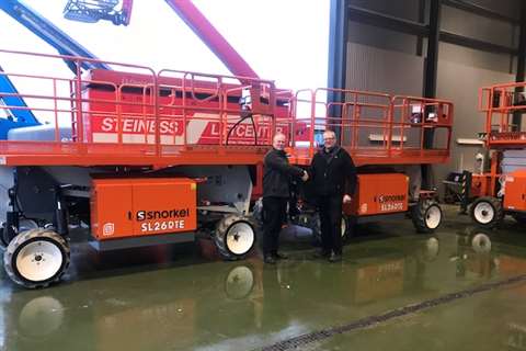 Snorkel hands over two new SL26RTE Speed Levels to Steiness Liftcenter.