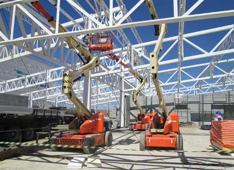 Cunzolo provided two JLG 2646 ES pantograph platforms and a JLG E450 AJ articulated platform for wor