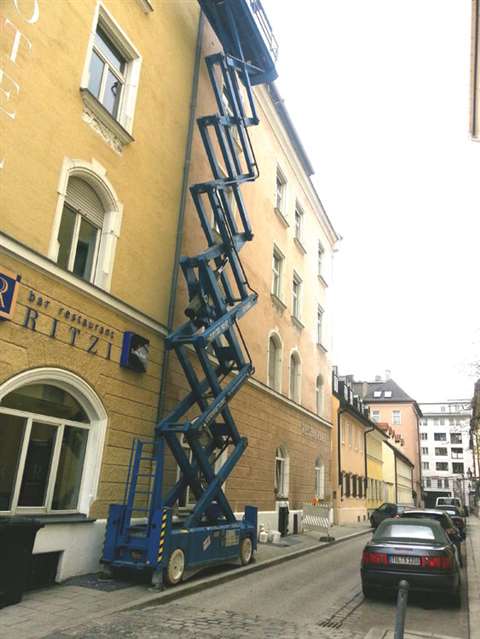 PB Lifttechnik S225-12ES scissor in the centre of Munich.