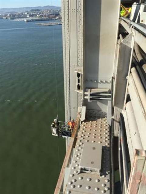 Spider, a division of SafeWorks, provides
suspended access during a retrofitting project at San Fran